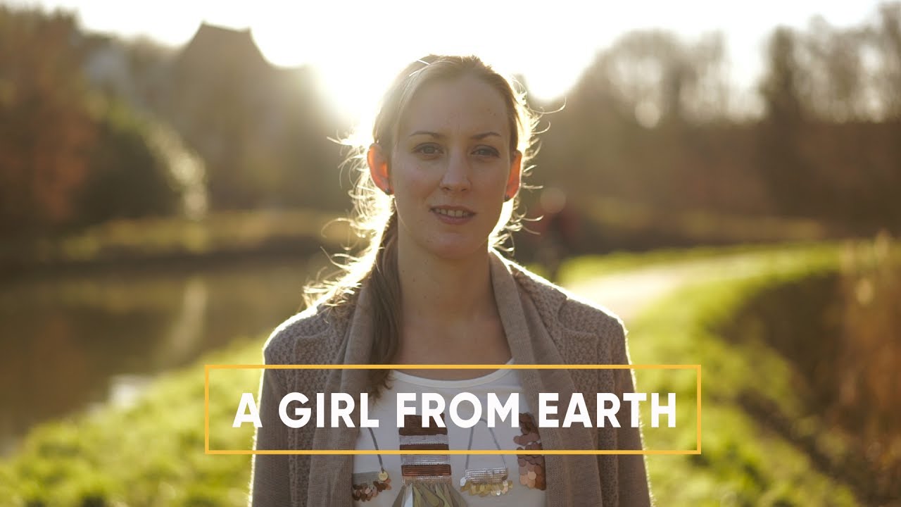 A girl from earth: Geld is niet belangrijk